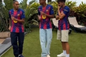 尬住了亚马尔和拉菲尼亚拍宣传片后秀舞，佩德里笑着走开