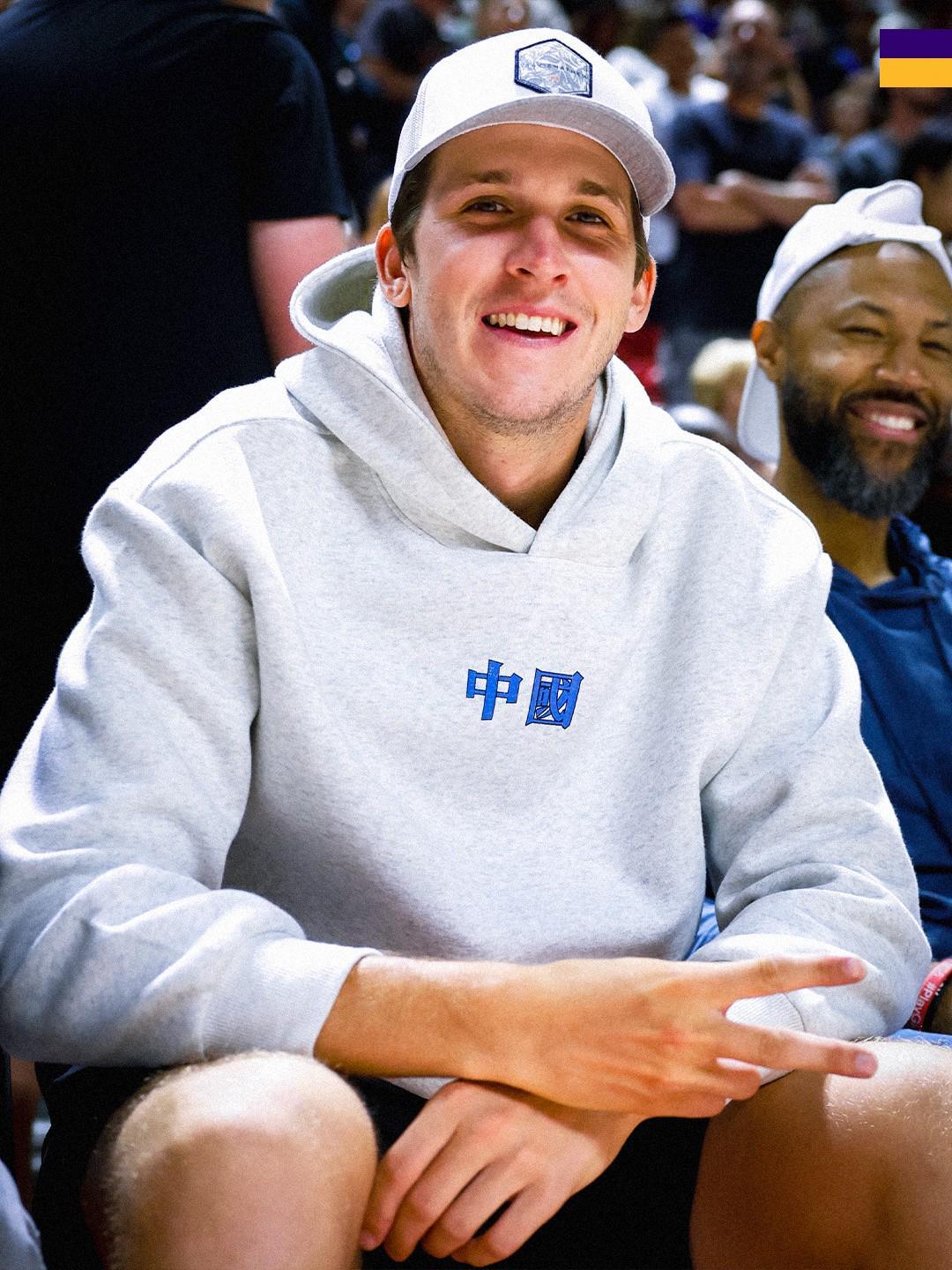 星空体育下载-多名湖人球员现场观战夏联，里夫斯身着印有“中国”的卫衣