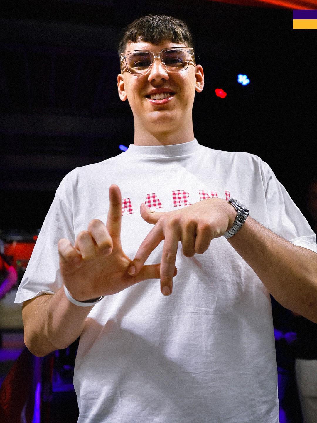 星空体育下载-多名湖人球员现场观战夏联，里夫斯身着印有“中国”的卫衣