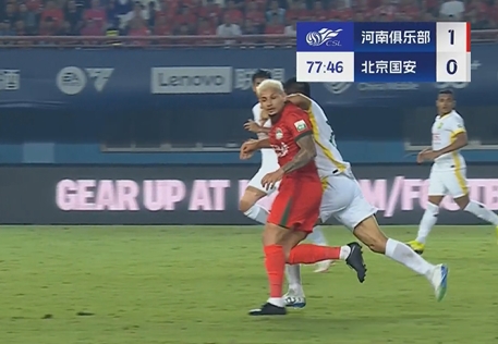王刚无球状态下击打卡多索面部，主裁判看过VAR后处以黄牌警告